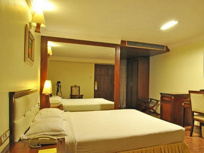 The Shelton Grand Hotel Bangalore Exterior photo